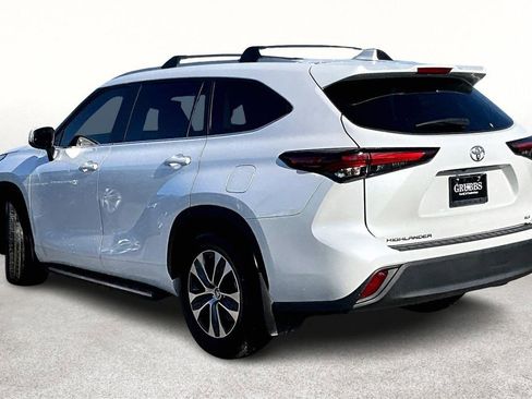 Used 2024 Toyota Highlander LE image 16