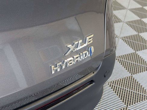 Certified 2024 Toyota Sienna XLE FWD image 7