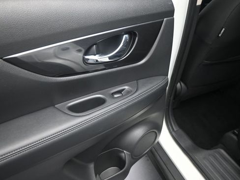 Used 2017 Nissan Rogue S image 17