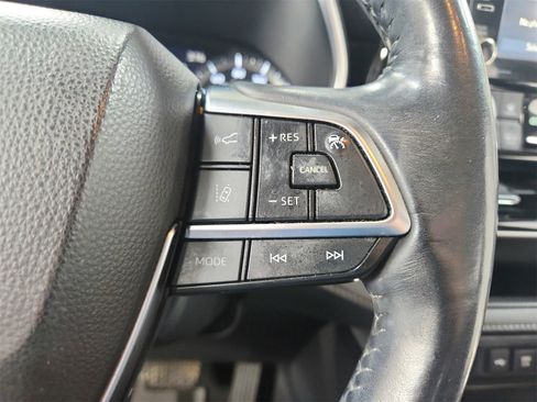 Used 2020 Toyota Highlander XLE image 24