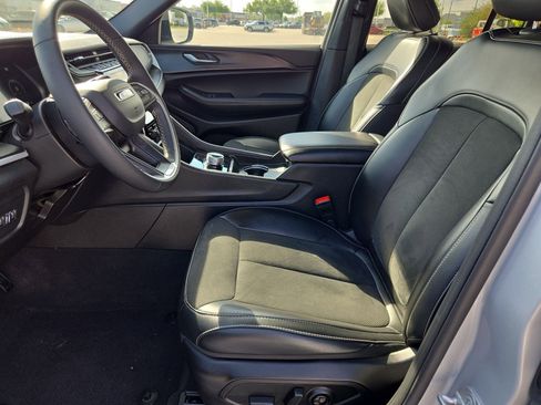 Used 2025 Jeep Grand Cherokee Altitude image 16