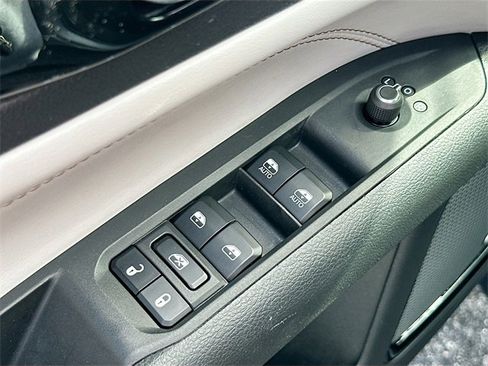 Certified 2023 Jeep Compass Limited w/ Sun and Sound Group image 17