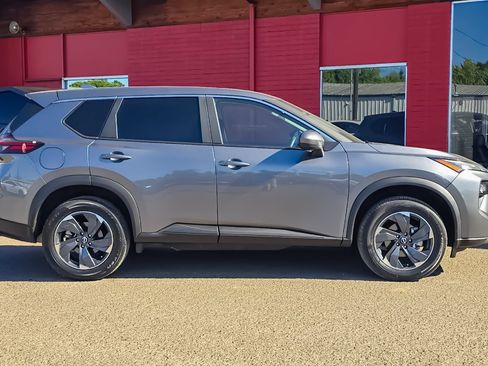 Used 2025 Nissan Rogue SV FWD image 2
