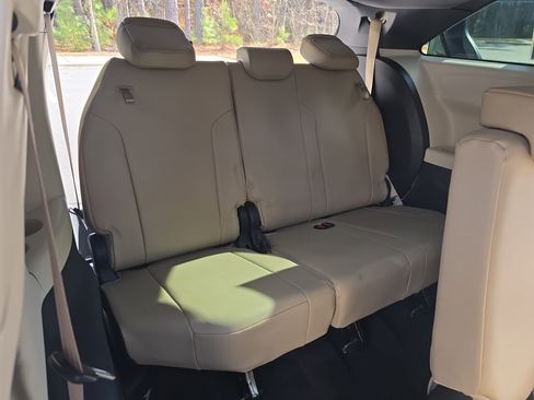 Used 2021 Toyota Sienna XLE image 12