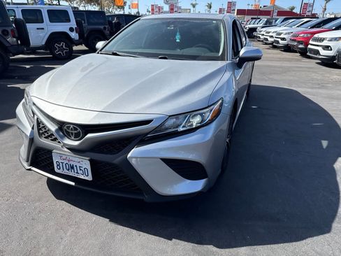 Used 2020 Toyota Camry SE FWD image 3