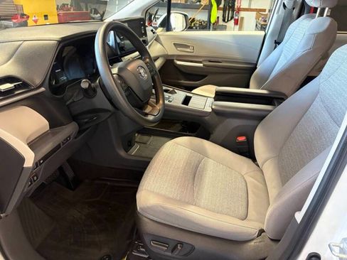 Used 2022 Toyota Sienna LE image 16