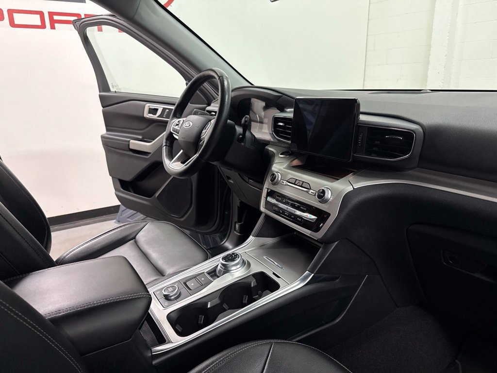 Used 2021 Ford Explorer XLT w/ Equipment Group 202A AWD/4WD image 29