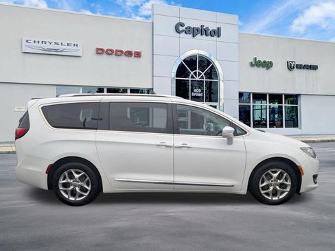 Used 2020 Chrysler Pacifica Touring-L w/ Tire & Wheel Group FWD image 2