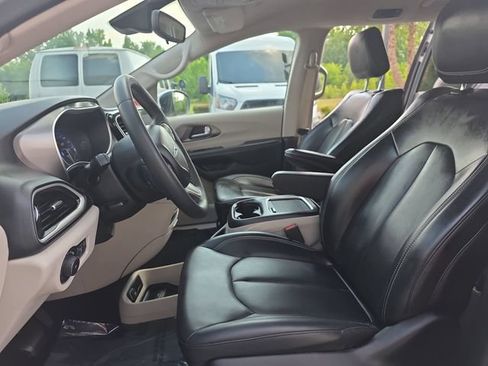 Used 2023 Chrysler Pacifica Touring-L FWD image 17