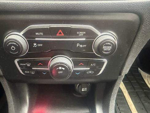 Used 2022 Dodge Charger SXT w/ Leather Interior Group RWD image 19