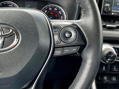 Used 2021 Toyota RAV4 XLE Premium image 41