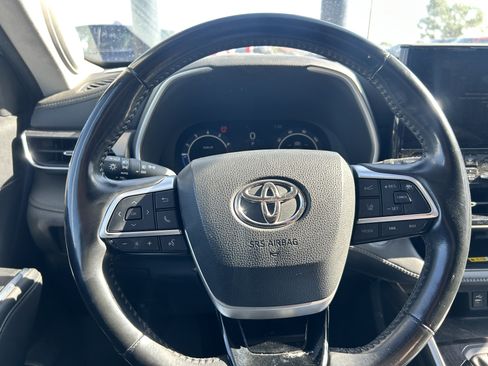 Used 2023 Toyota Highlander Limited AWD/4WD image 17