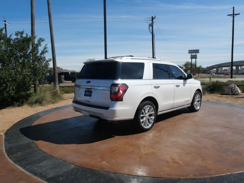 Used 2018 Ford Expedition Platinum image 2