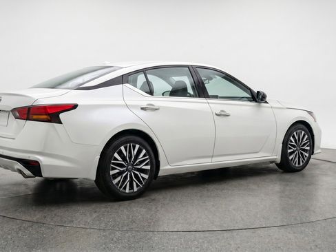 Used 2025 Nissan Altima 2.5 SV FWD image 9