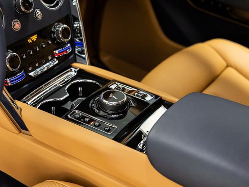 Certified 2025 Rolls-Royce Cullinan AWD/4WD image 40