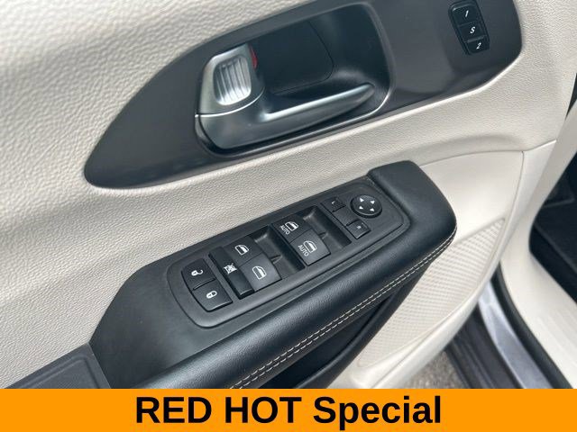 Used 2023 Chrysler Pacifica Touring-L FWD image 12