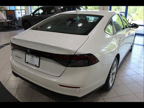 Certified 2023 Honda Accord LX image 5