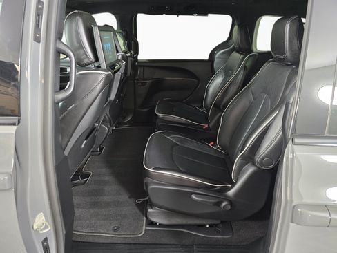 Used 2023 Chrysler Pacifica Limited w/ Uconnect Theater Family Group FWD image 34