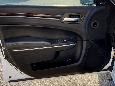 Used 2018 Chrysler 300 Limited image 20