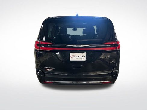 Used 2023 Chrysler Pacifica Touring-L FWD image 4