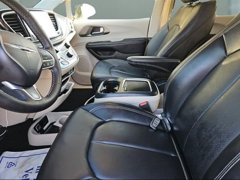 Used 2023 Chrysler Pacifica Touring-L image 16