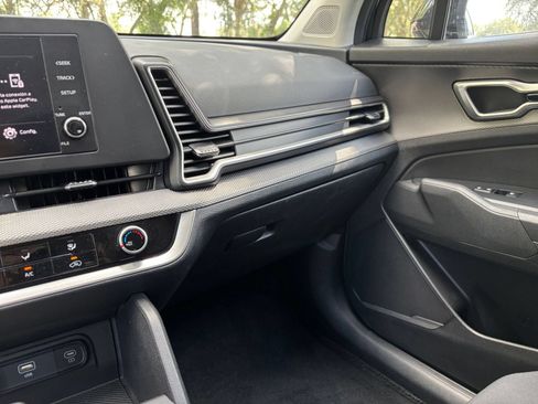 Used 2025 Kia Sportage LX FWD image 33