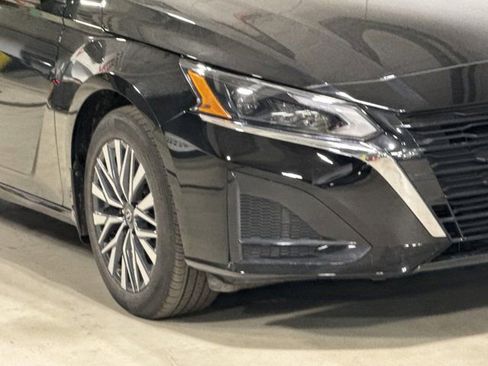 Used 2023 Nissan Altima 2.5 SV w/ SV Premium Package image 3