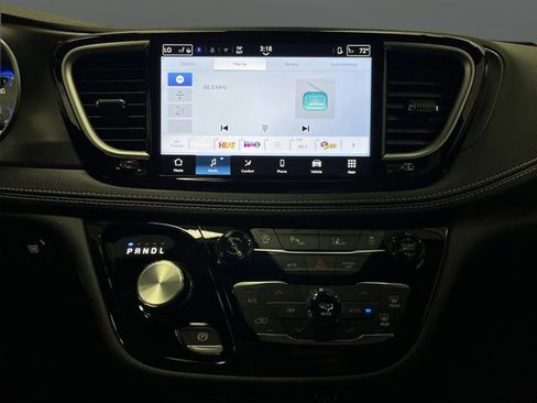 New 2026 Chrysler Pacifica Select image 9