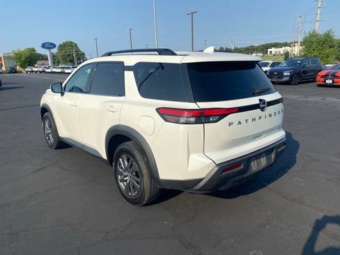 Used 2024 Nissan Pathfinder SV FWD image 3