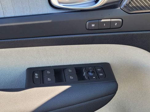 Used 2024 Volvo XC40 B5 Ultimate w/ Climate Package image 16