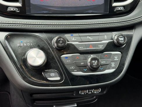 Used 2025 Chrysler Pacifica Select FWD image 8