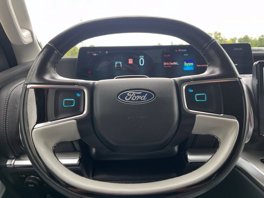 Used 2025 Ford Expedition Max Platinum w/ Driver's Package AWD/4WD image 27