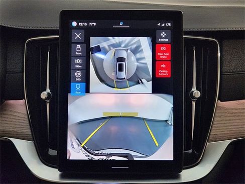 Used 2025 Volvo XC90 B5 Plus image 18