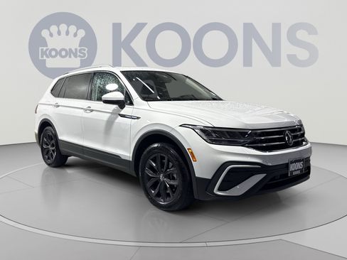 Used 2024 Volkswagen Tiguan SE w/ Panoramic Sunroof Package AWD/4WD image 2