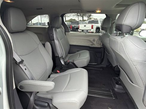 Used 2024 Toyota Sienna XLE image 36