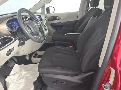 Used 2024 Chrysler Voyager LX FWD image 5