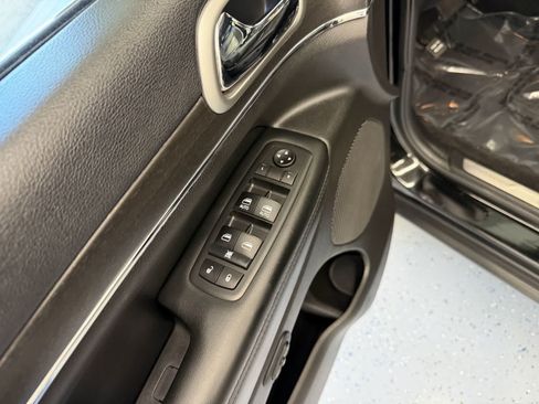 Used 2018 Jeep Grand Cherokee Limited AWD/4WD image 13