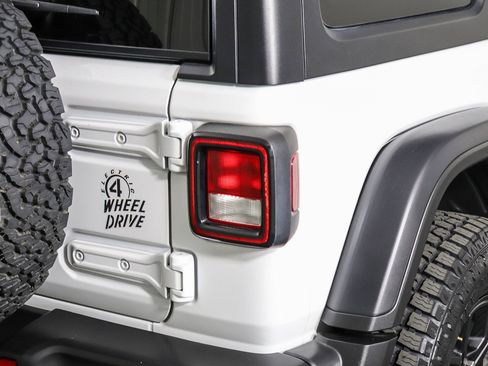 Used 2024 Jeep Wrangler Unlimited image 7