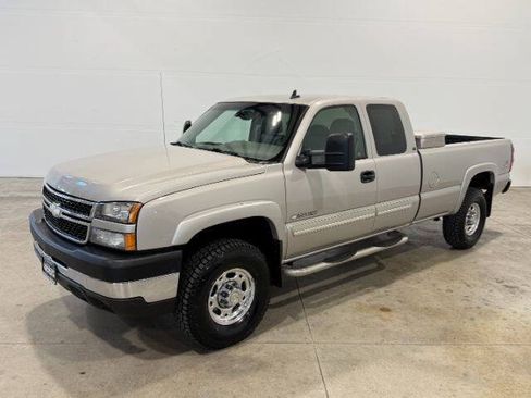 Used 2006 Chevrolet Silverado 2500 LT w/ Onstar Plus Package AWD/4WD image 2