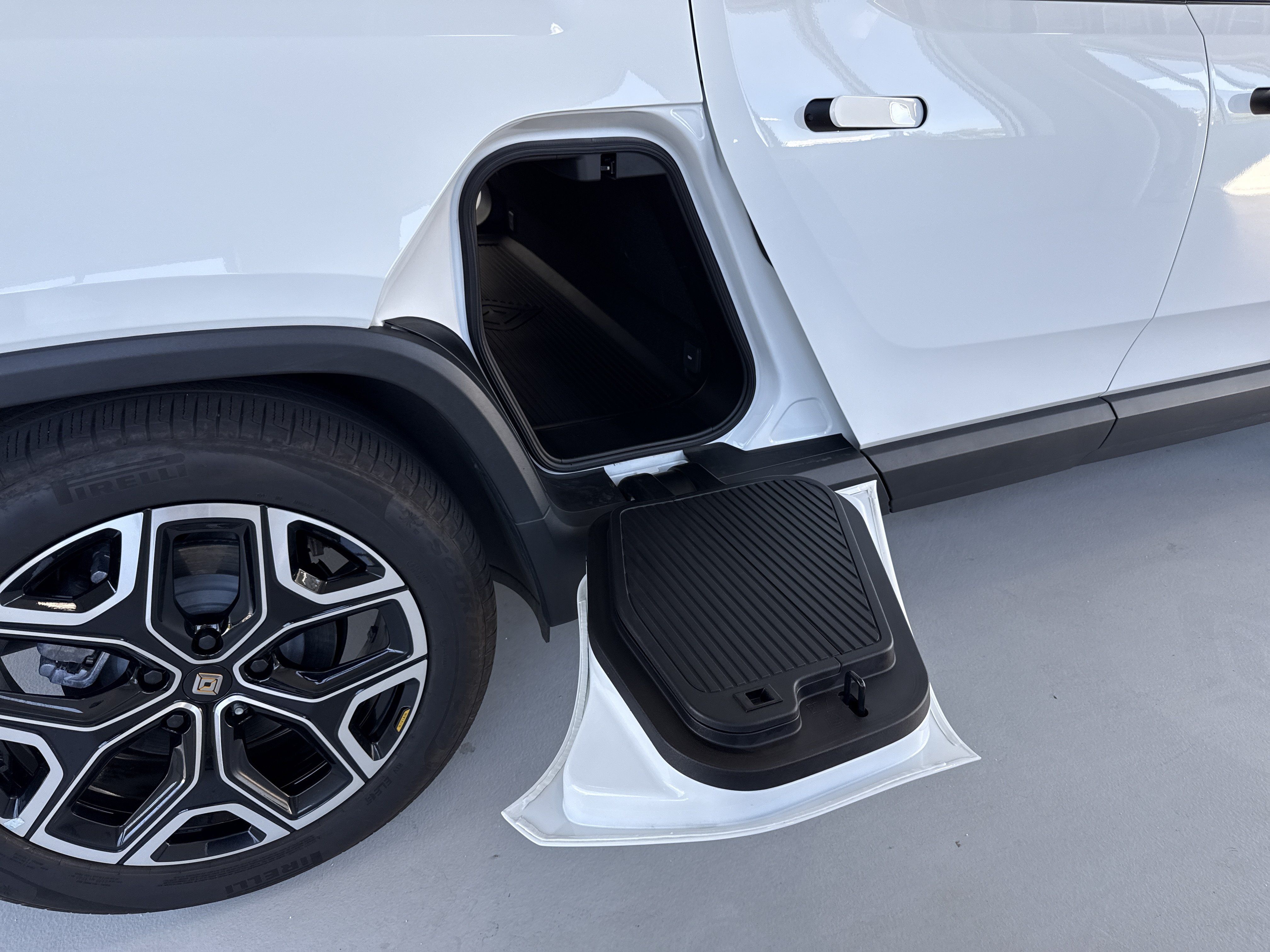 Used 2025 Rivian R1T Adventure Dual AWD/4WD image 46