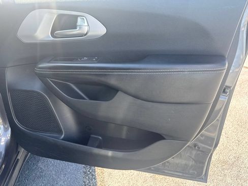Used 2018 Chrysler Pacifica Touring-L w/ Premium Audio Group FWD image 40