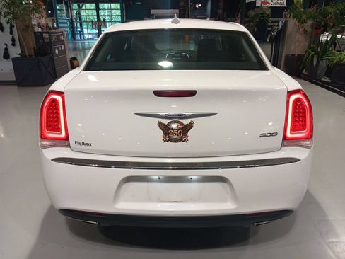 Used 2019 Chrysler 300 Limited RWD image 12