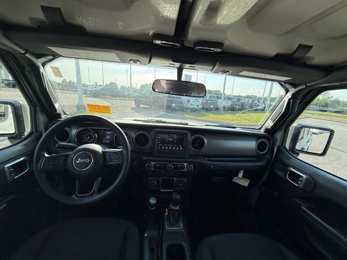 Used 2022 Jeep Gladiator Sport image 10