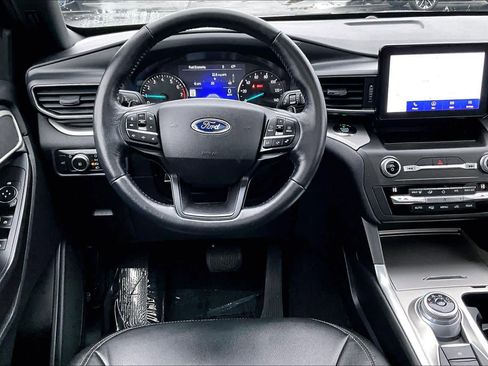 Used 2020 Ford Explorer XLT w/ Equipment Group 202A image 6