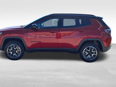 Used 2025 Jeep Compass Trailhawk AWD/4WD image 4