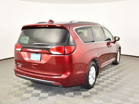 Used 2019 Chrysler Pacifica Touring-L FWD image 5