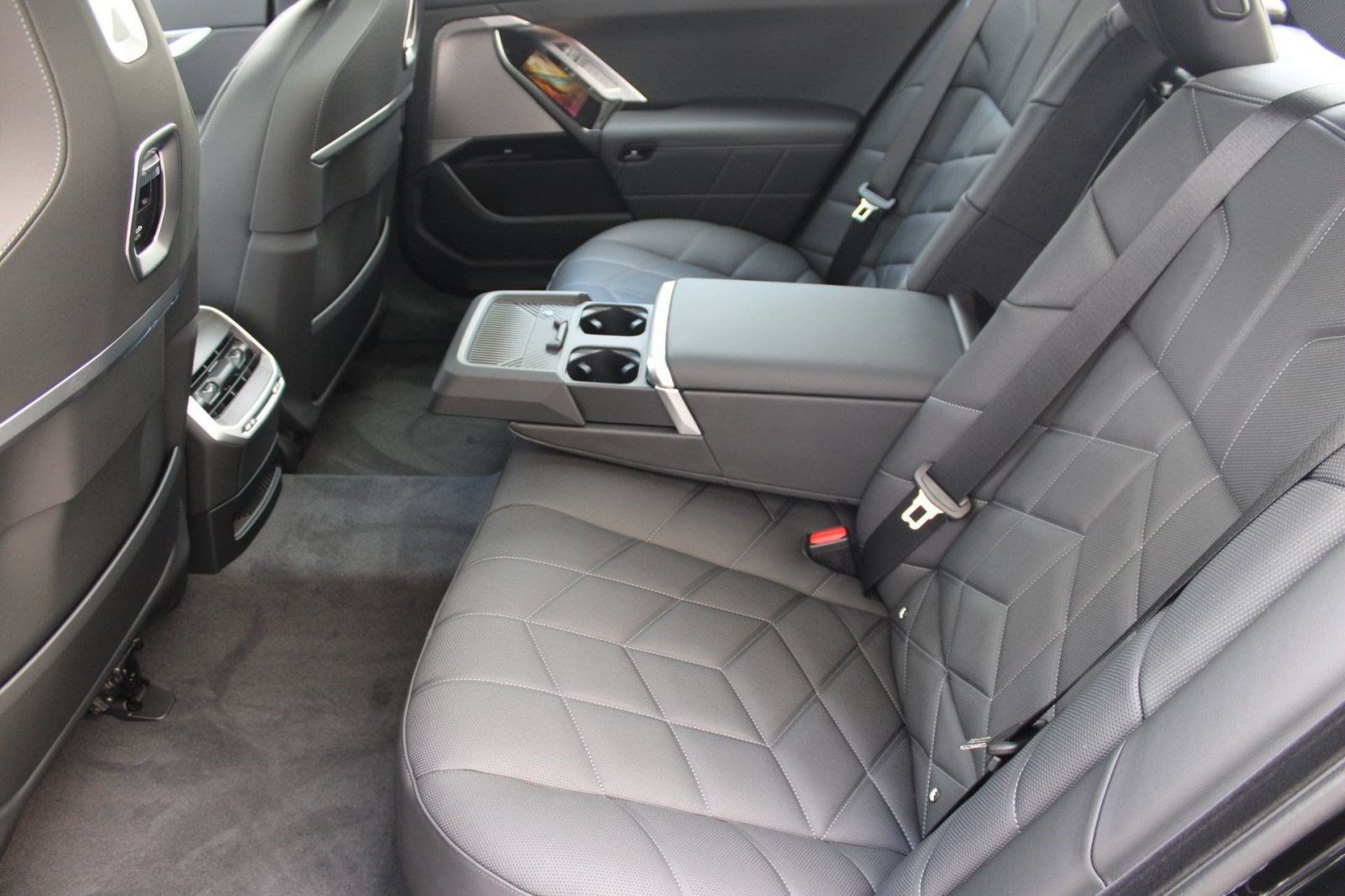 Used 2026 BMW 750e xDrive AWD/4WD image 22