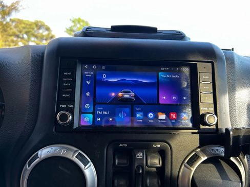 Used 2018 Jeep Wrangler Unlimited Sahara image 19