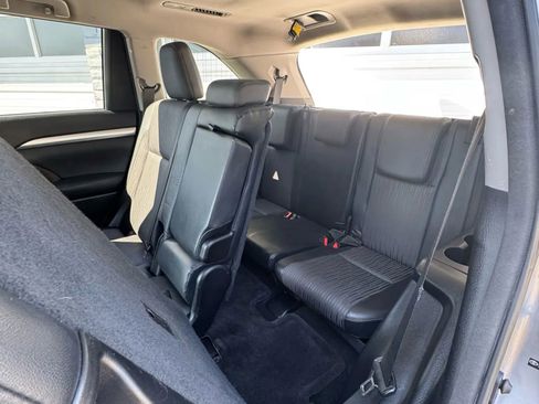 Used 2014 Toyota Highlander LE image 12