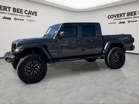 Used 2021 Jeep Gladiator Overland image 4